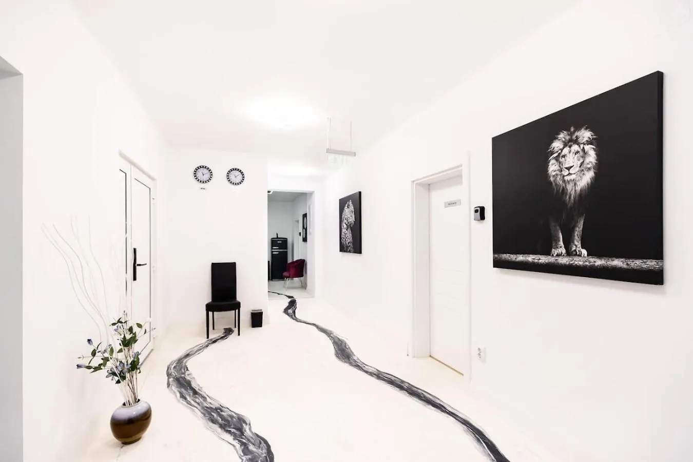 Bucharest Studios Monaco Room Roumanie